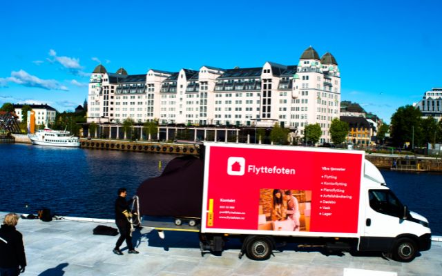 Flyttebil fra Flyttefoten ved Operaen i Oslo under pianoflytting